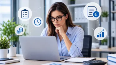 Contabile concentrata al computer durante il controllo della fatturazione di progetti e commesse.